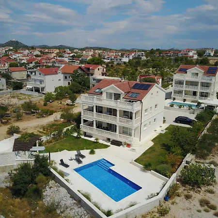 Apartment Villa Bachelor Apartments *