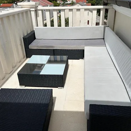 Villa Bachelor Apartments *