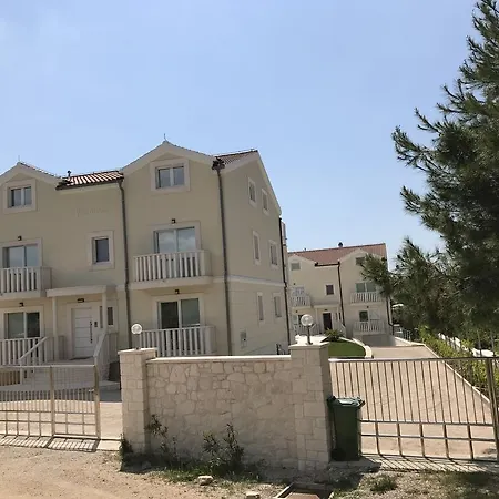 Villa Bachelor Apartments Apartment *