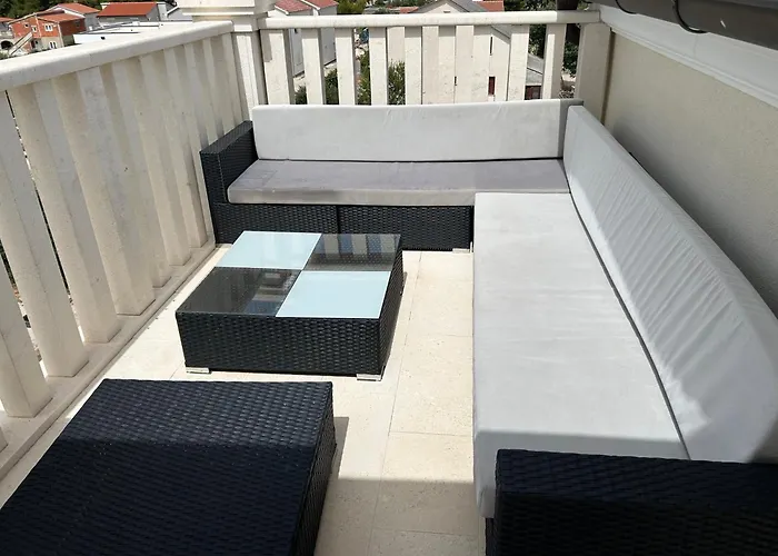 Villa Bachelor Apartments *